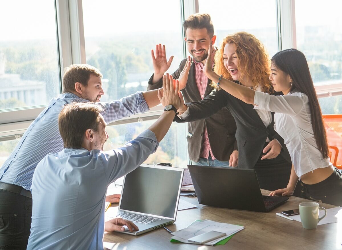 коллеги радуются
